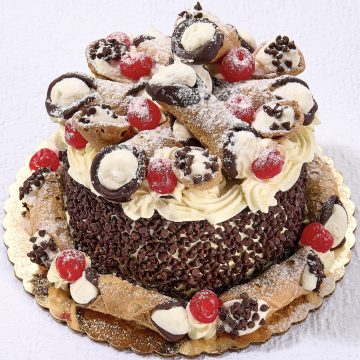 6″ Chocolate Cannoli Cake with Mini Cannoli